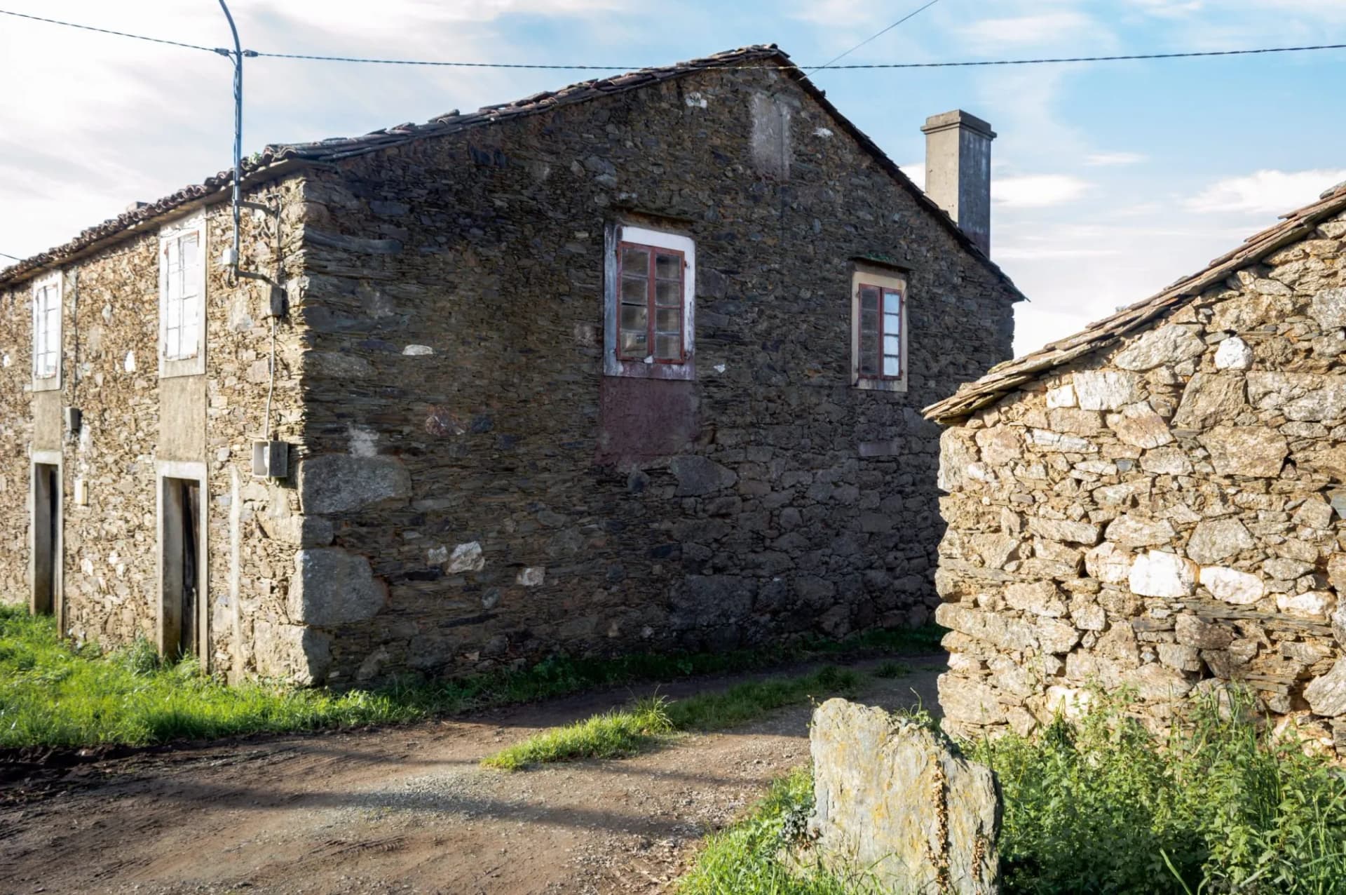 Casas tradicional de piedra en un pueblo cerca de la localidad de Arzua,al paso por el camino de Santiago,España