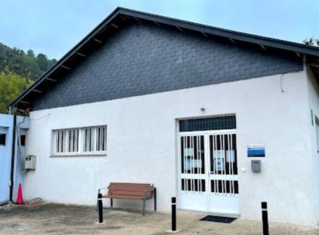 Albergue Municipal in Vilamartín de Valdeorras with white walls and dark slate roof