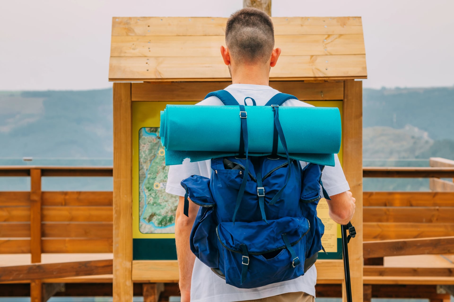 viajante com mochila olhando para o mapa