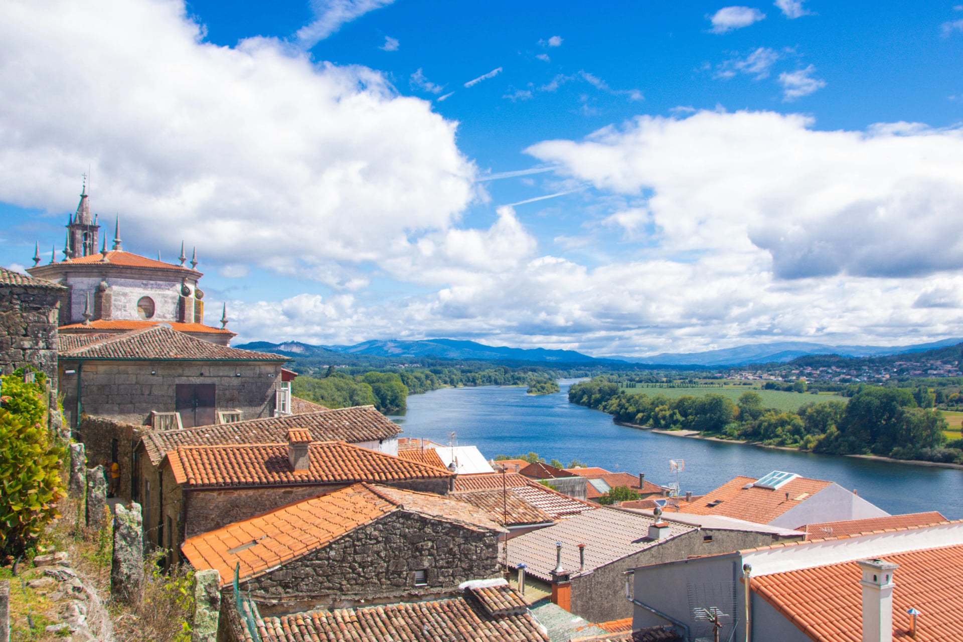 Landschaft der Stadt Tui am Fluss Minho
