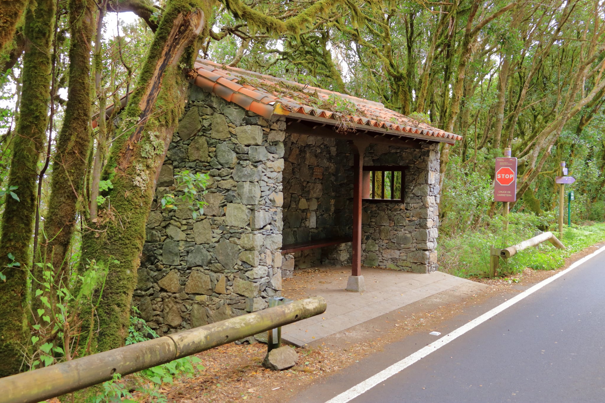 Parada de autobús rural de piedra en La Gomera, España