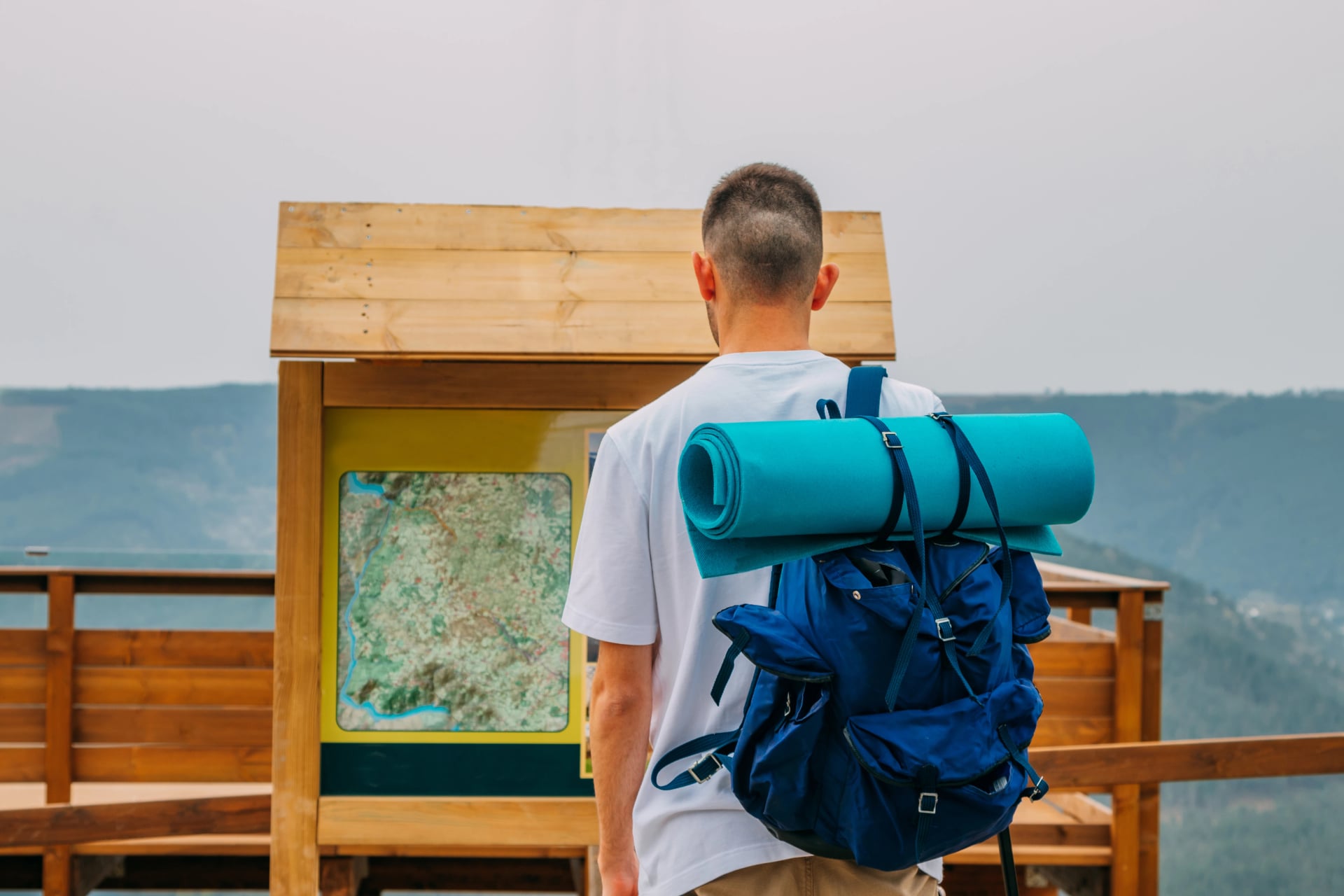 voyageur avec un sac à dos regardant la carte