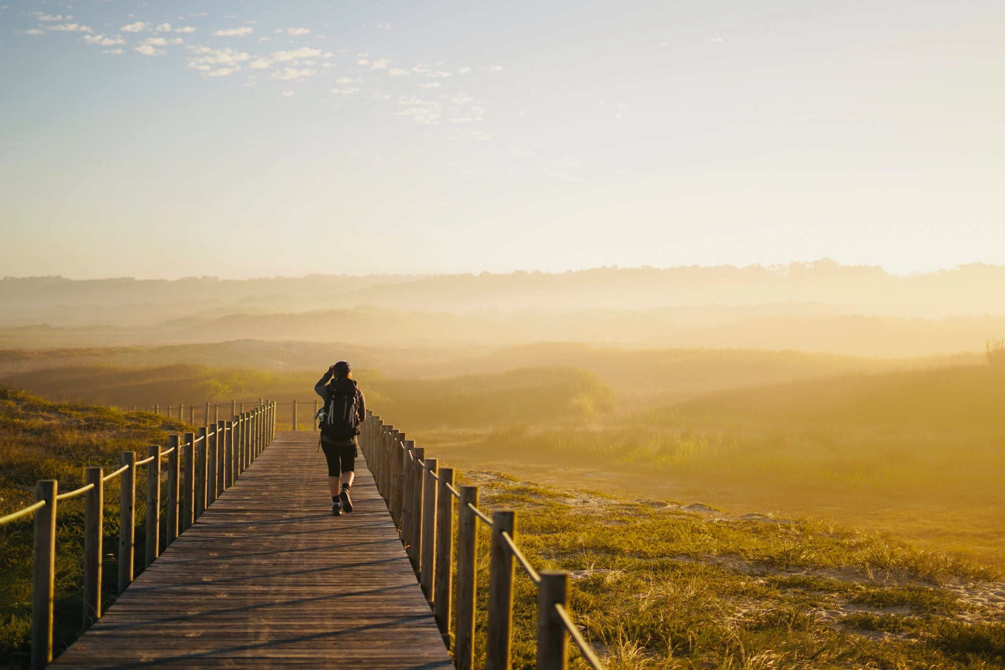 Mujer caminando por el camino