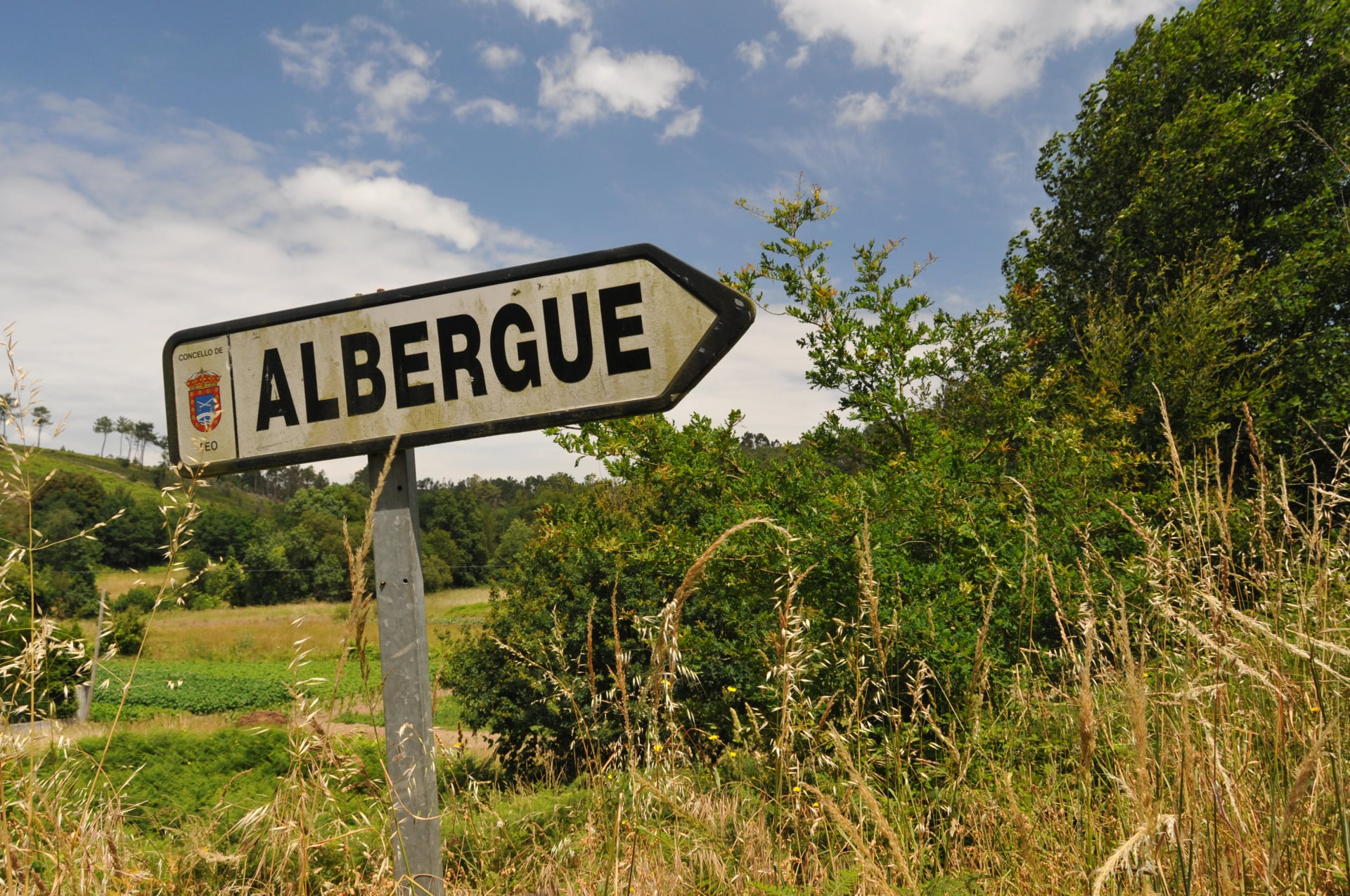 Wegweiser zu Herberge am Jakobsweg