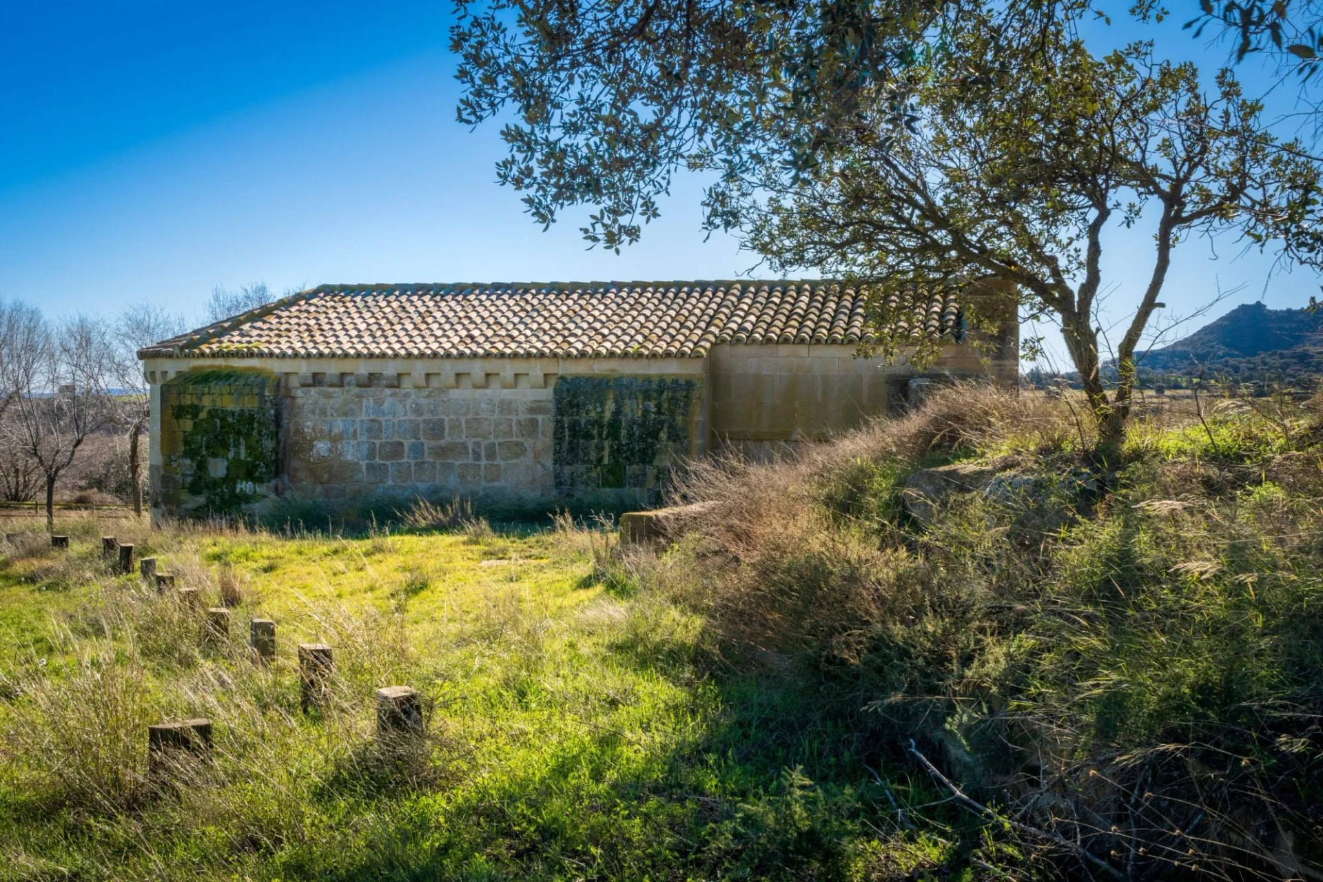The Hermitage of Santa Águeda is considered one of the most important Romanesque hermitages in the Somontano region.

Away from the town of Berbegal, in a sparsely populated area with an agricultural
