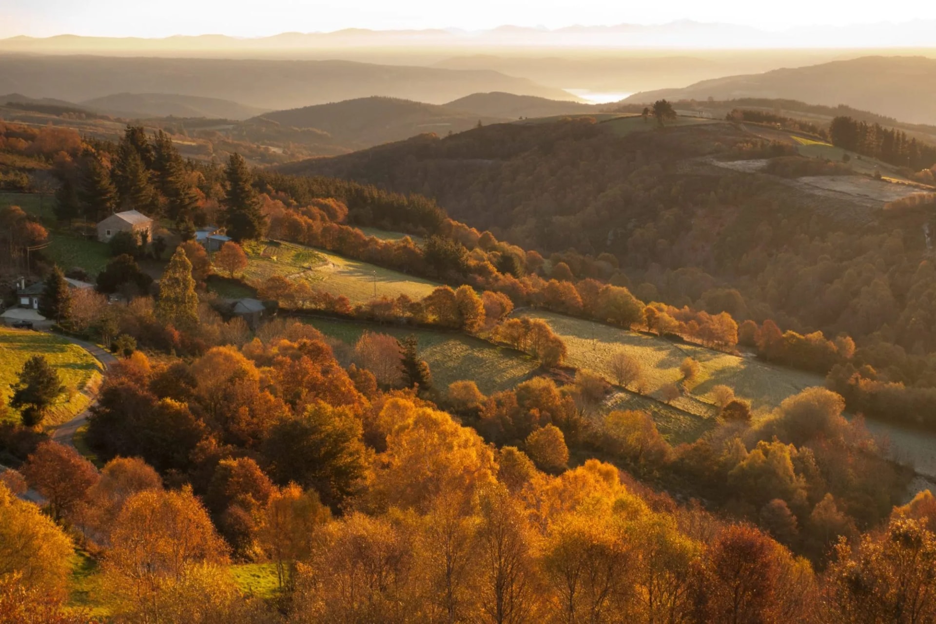 Paisaje otoñal al amanecer en el Camino de Santiago Primitivo en Galicia, entre las localidades de  A Fonsagrada y Paradavella