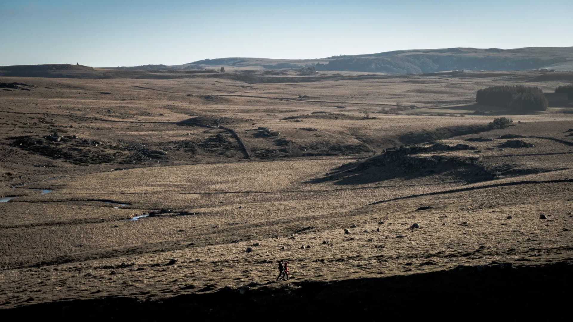 Lozère - vers Aumont Aubrac - Promeneurs dans le désert français