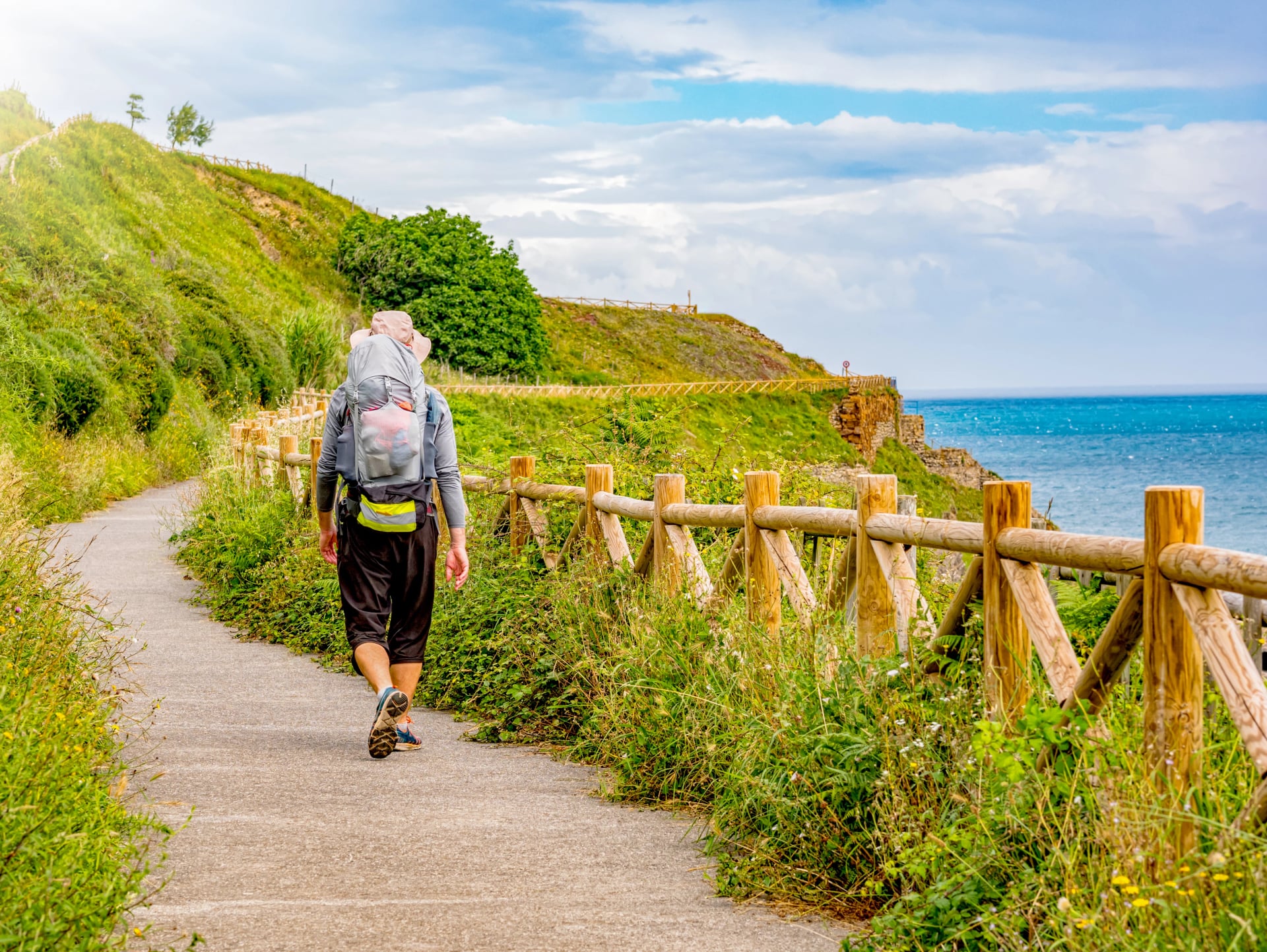 Een eenzame pelgrim met een rugzak die de Camino de Santiago in Spanje loopt, Weg van St. Jacob