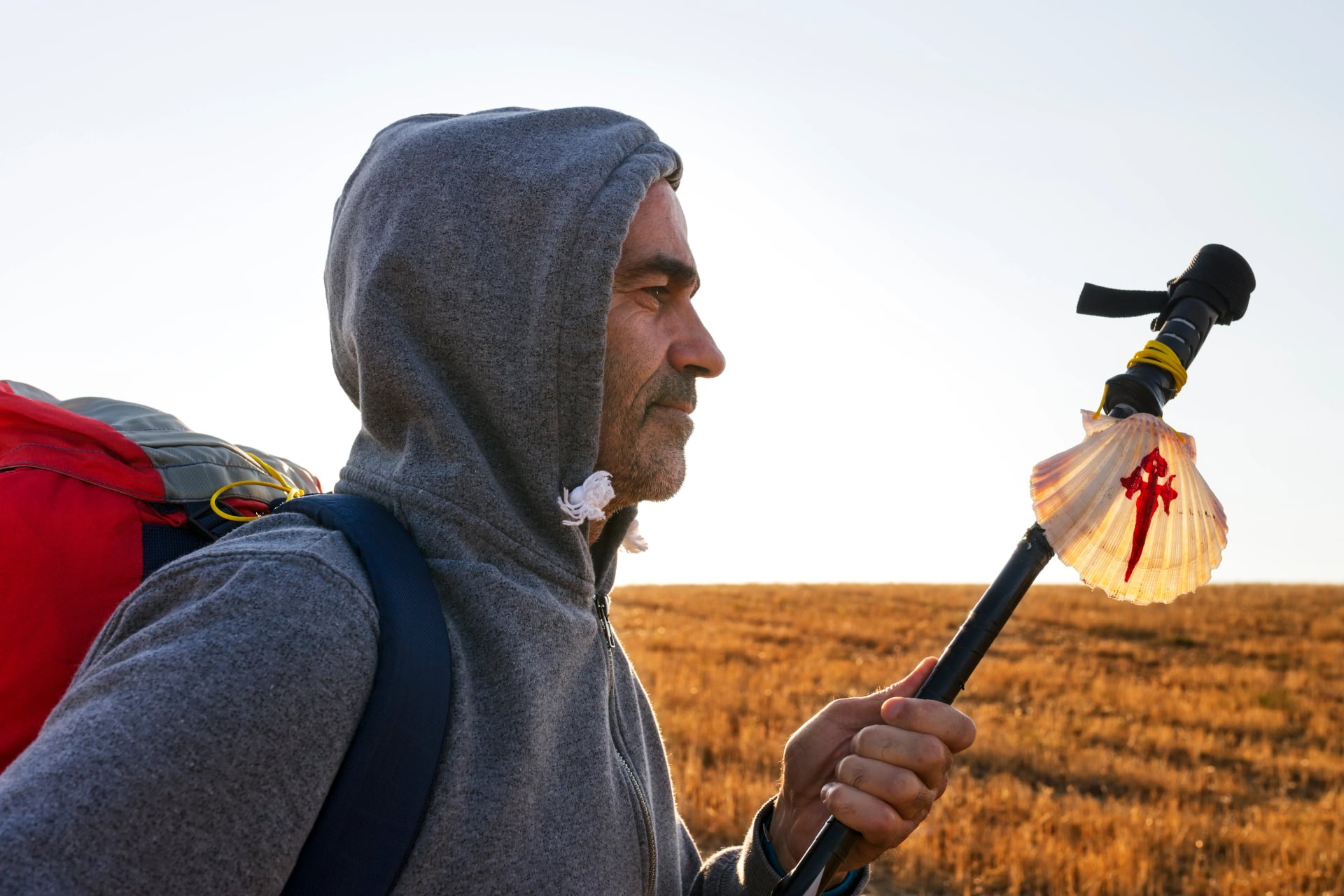 Camino de Santiago naar Compostela, pelgrim man met schelpen symbool in Leon stad, Spanje