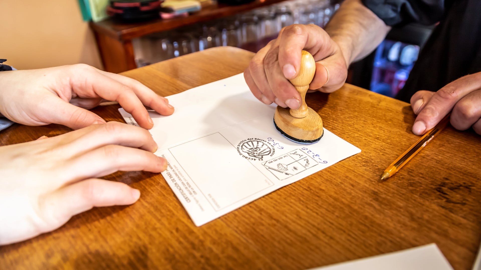 Albergue Hostel Huurder Plaatst Stempel in Pelgrimspaspoort Credencial op Camino de Santiago St James Way Pelgrimage Trai