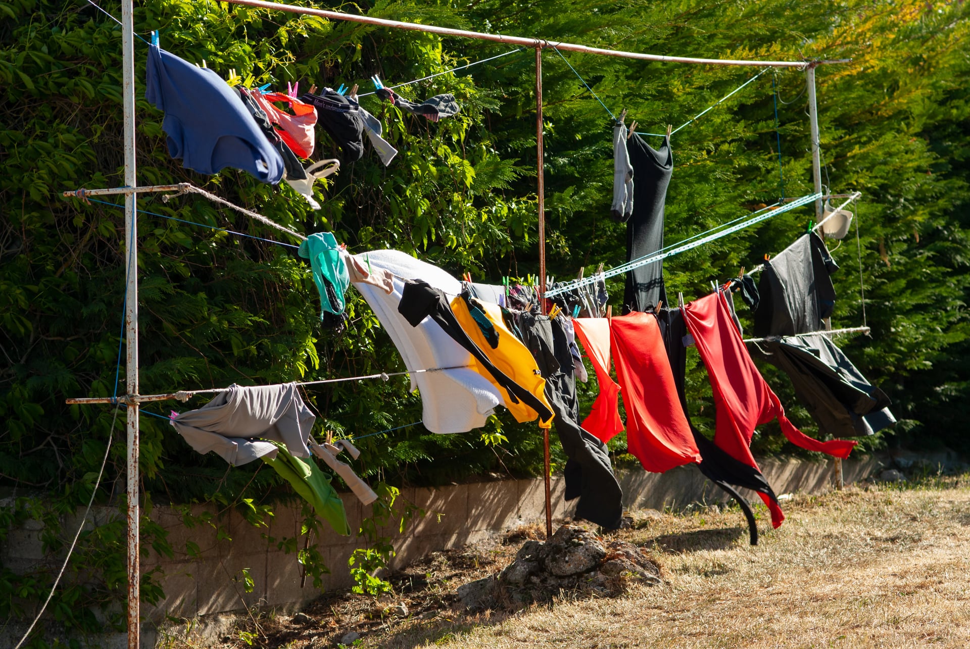 Tendedero con ropa tendida en un albergue de peregrinos del Camino de Santiago Francés.
