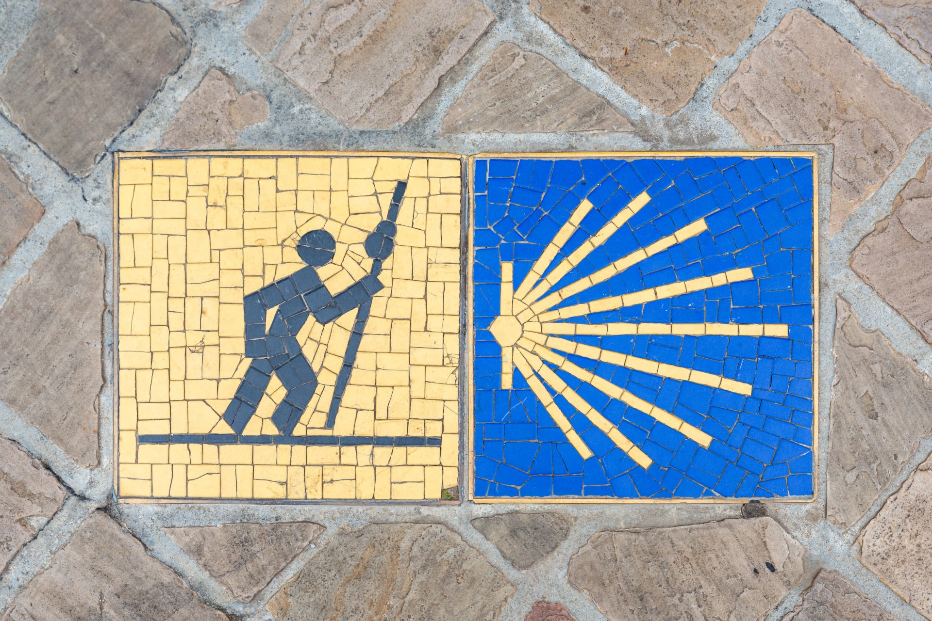 Sinal de peregrinação do Camino de Santiago no pavimento em Chartres, França.