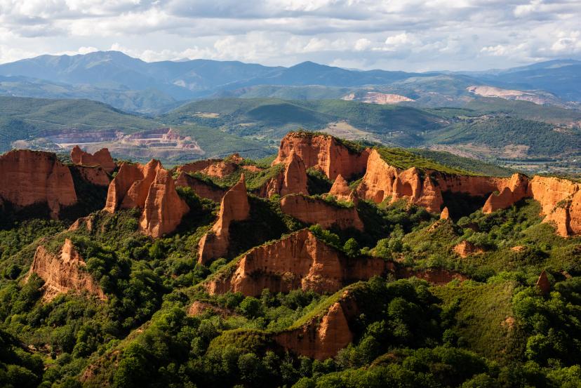 Vista panorámica de la mayor mina de oro a cielo abierto del imperio Romano en las Médulas (España),