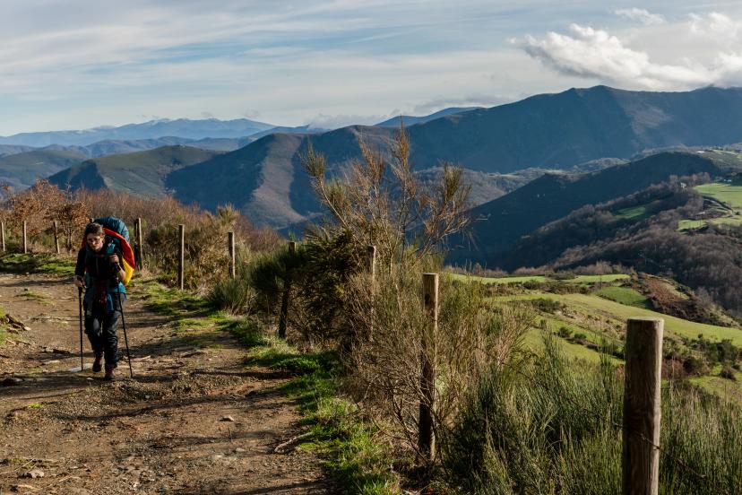 una giovane ragazza cammina lungo il cammino di santiago in inverno