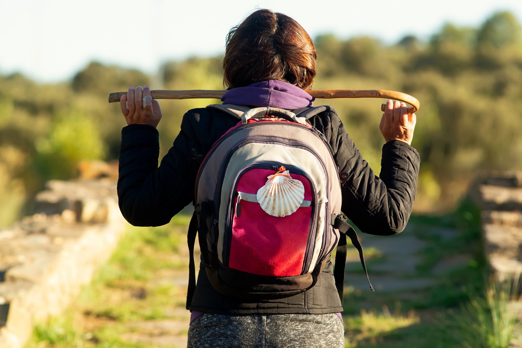 pútnik žena na rímskom moste Valimbre na Camino de Santiago cez Via de la plata, provincia León, Španielsko