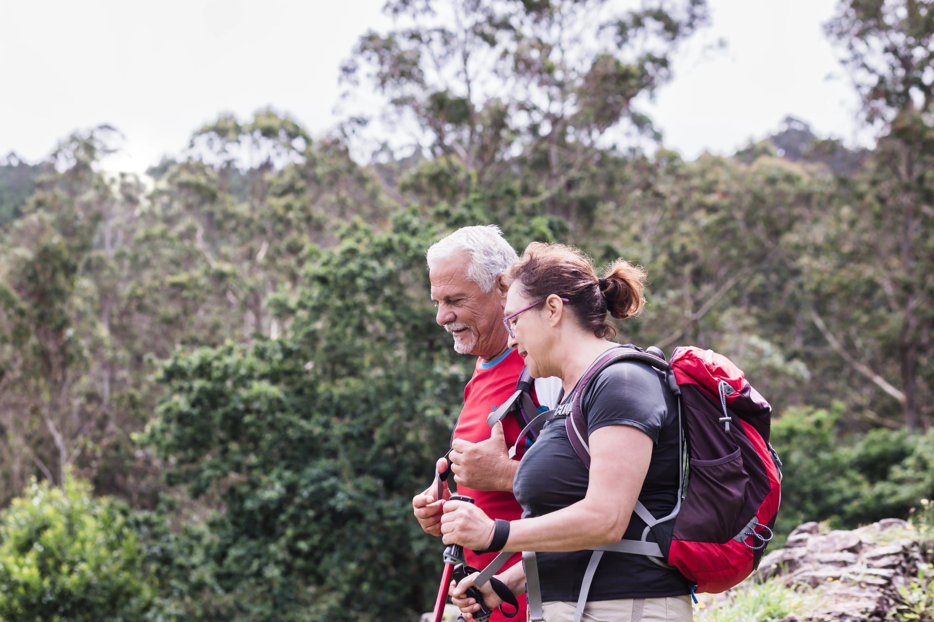 Aktives Seniorenpaar, spirituelle Selbstfürsorge, Reise auf dem Jakobsweg. Rentner Mann und Frau Pilger