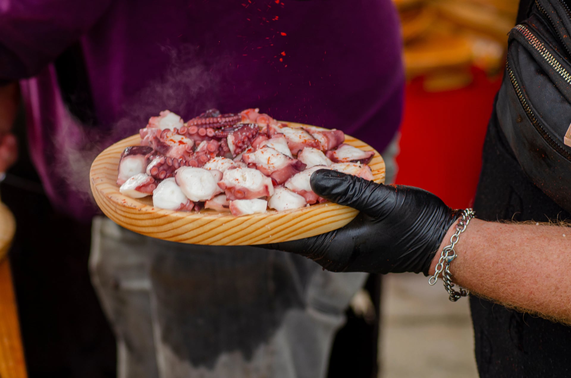Ansicht einer Portion Oktopus, zubereitet im galizischen Stil, pulpo a feira