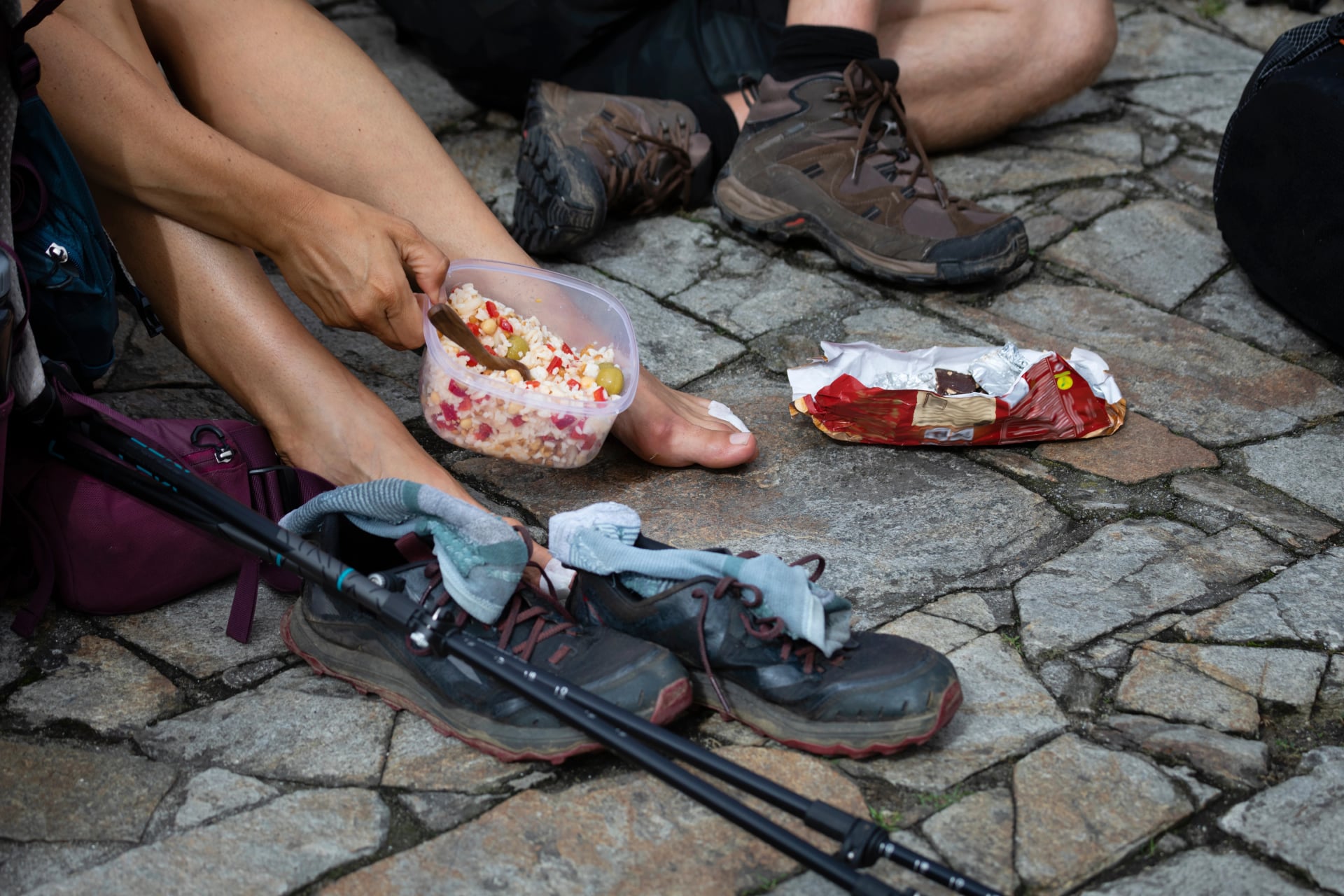 Pilger vom Camino de Santiago erreichen die Plaza del Obradoiro, weil sie ihre Pilgerfahrt beendet haben