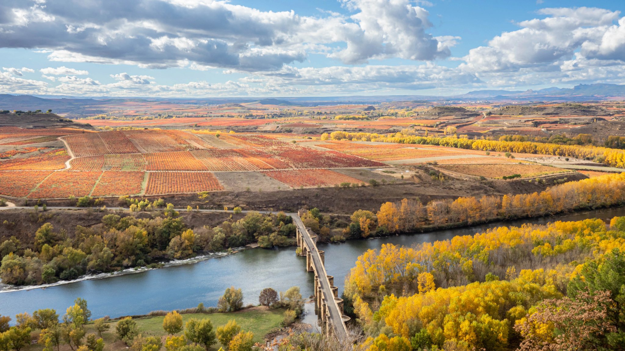 Stredoveký most, ktorý prechádza cez rieku Ebro pri San Vicente de la Sonsierra, v Rioje, Španielsko