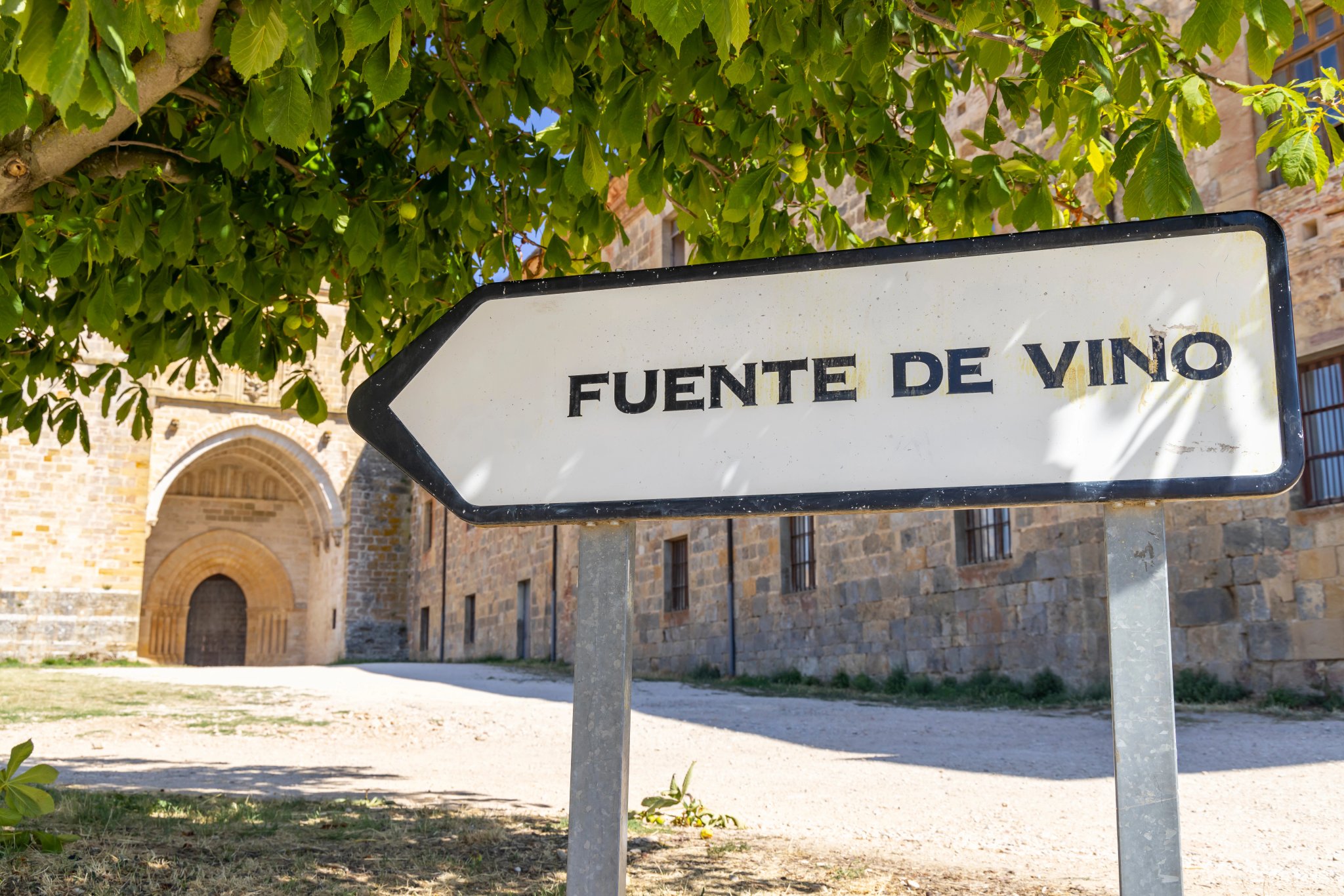Víno z kohútika v pivnici Irache, Cesta do Santiaga de Compostela, Navarre, Španielsko