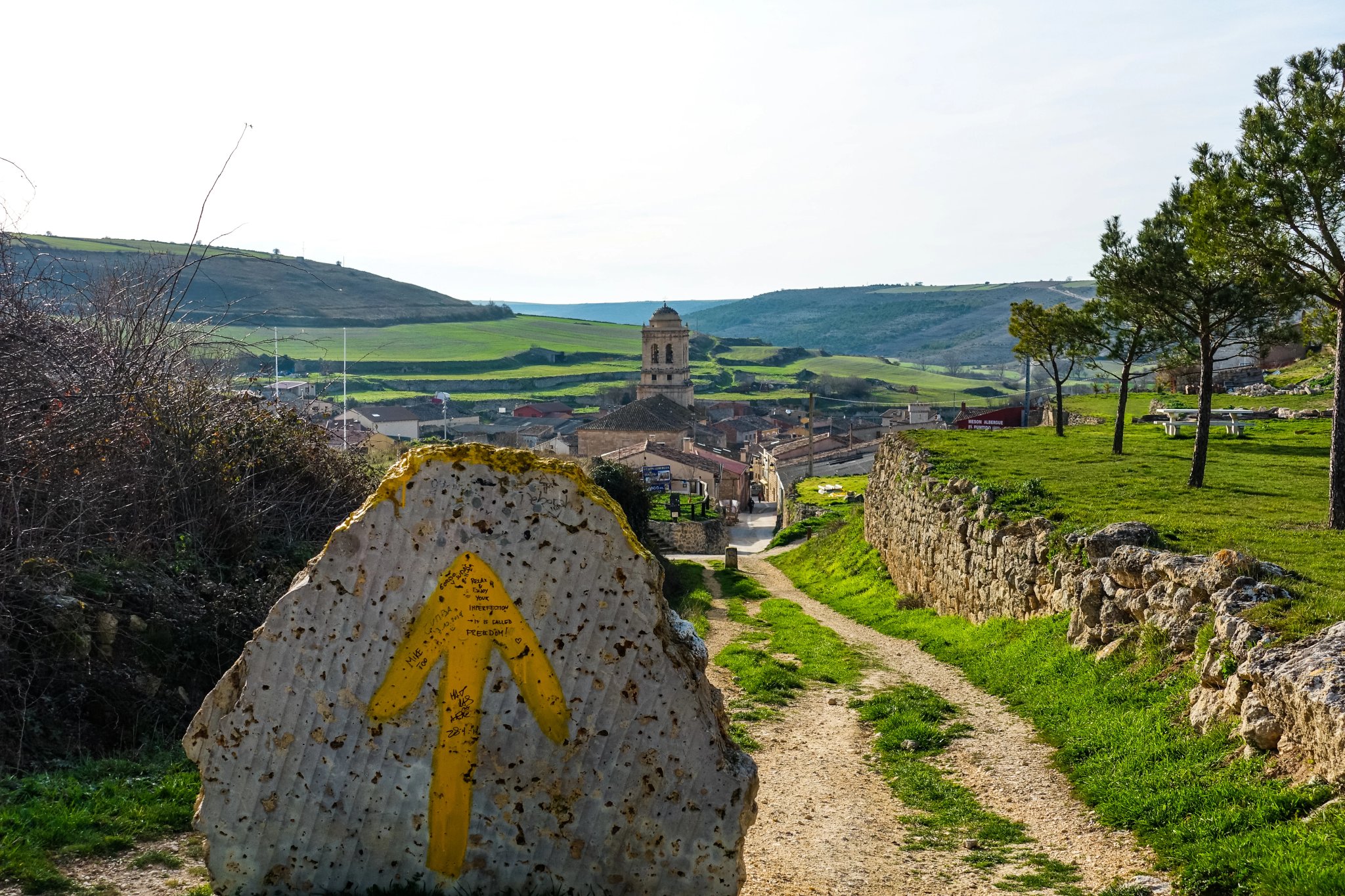 Francúzska cesta Camino de Santiago v zime, pútnici na ceste cez Španielsko