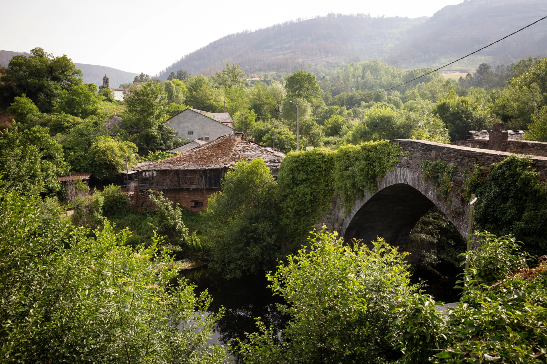 Mittelalterliche Brücke über den Lor-Fluss im Dorf Barxa de Lor (A Ponte), Quiroga A Pobra do Brollón, Provinz Lugo, Galizien, Spanien - Juni 2022