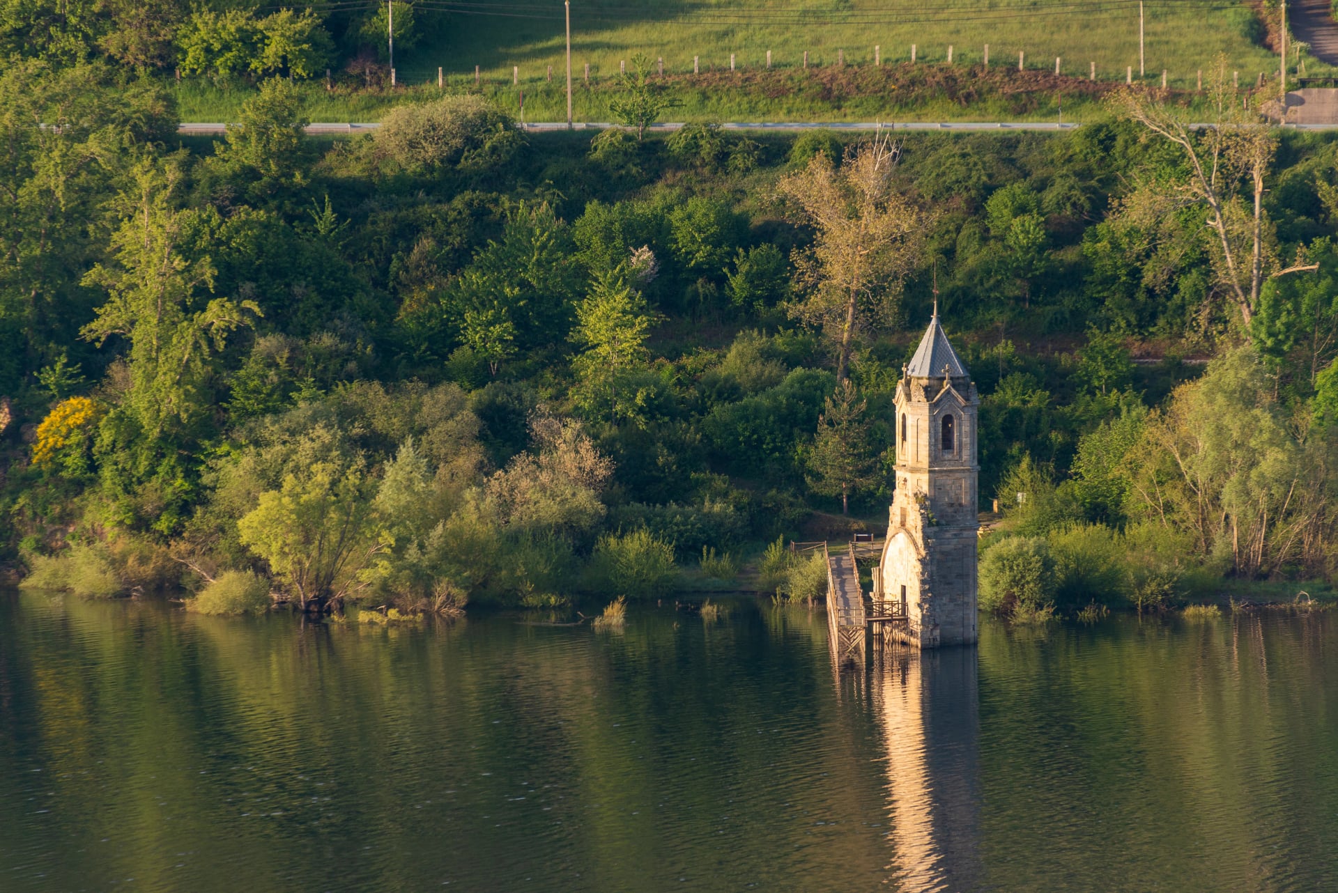 Blick auf die Kirche von Villanueva de las Rozas. Aufgenommen von der Halbinsel La Lastra im Mai 2025.