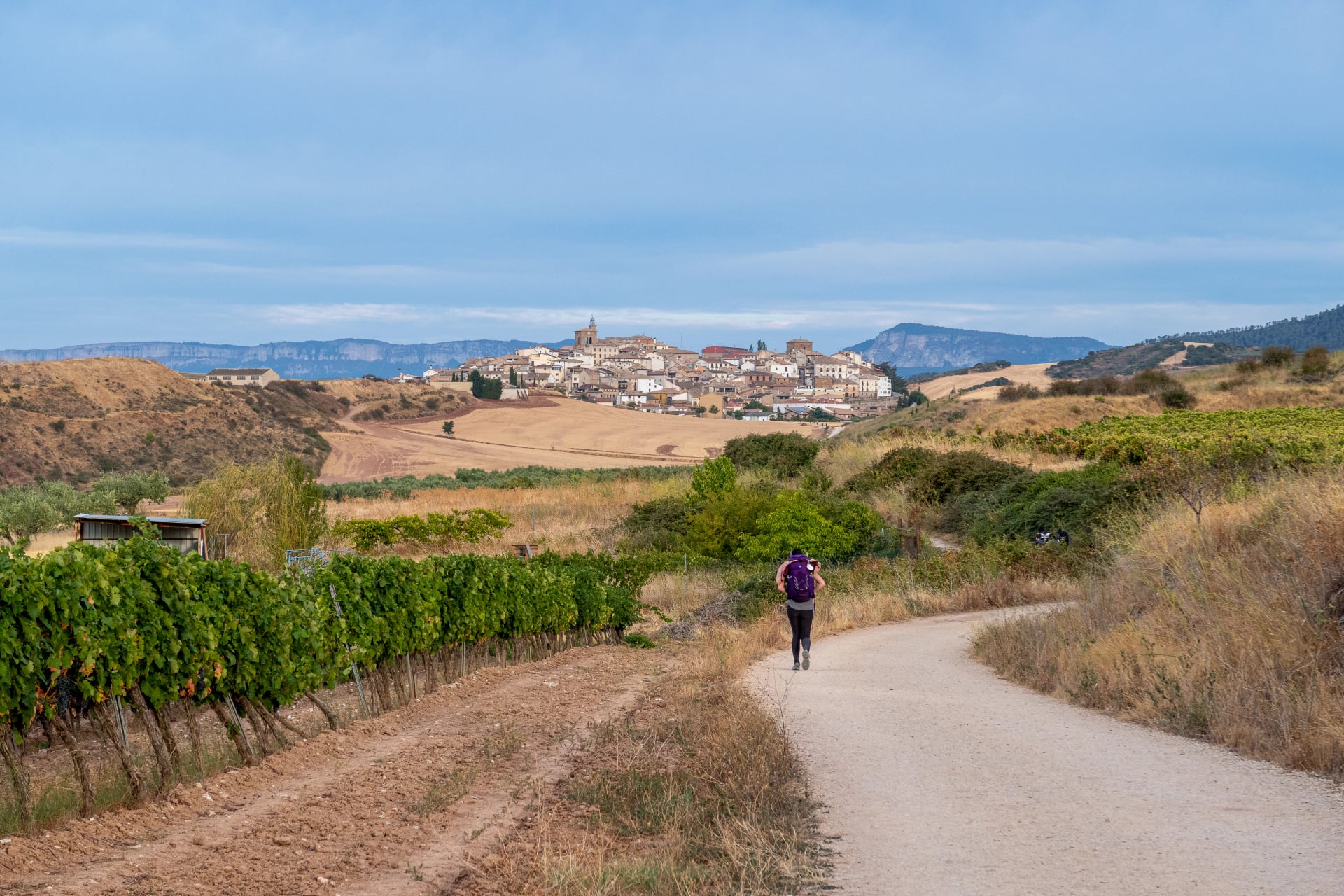 Dorf Cirauqui, Navarra, Spanien; 07. September 2022; Wanderer auf dem französischen Jakobsweg.