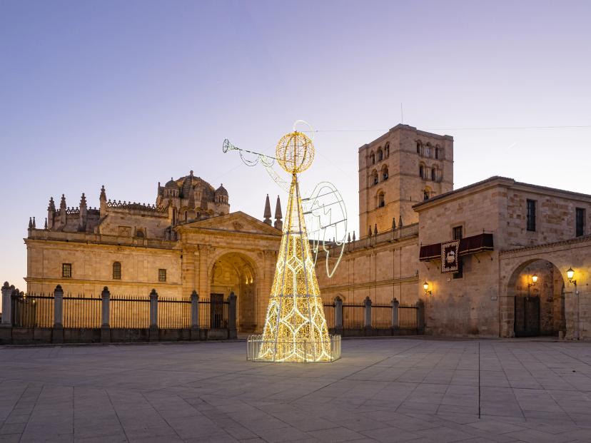 Cathedral of San Salvador illuminated and with Christmas decorations. Zamora. Castilla y León. Spain