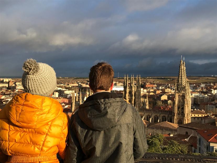 pareja en el mirador del castillo de burgos