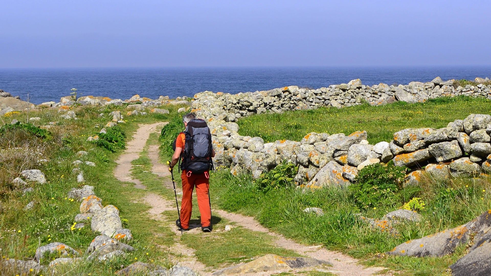 Einsamer Pilger auf dem Camino de Santiago in der Nähe von Baiona