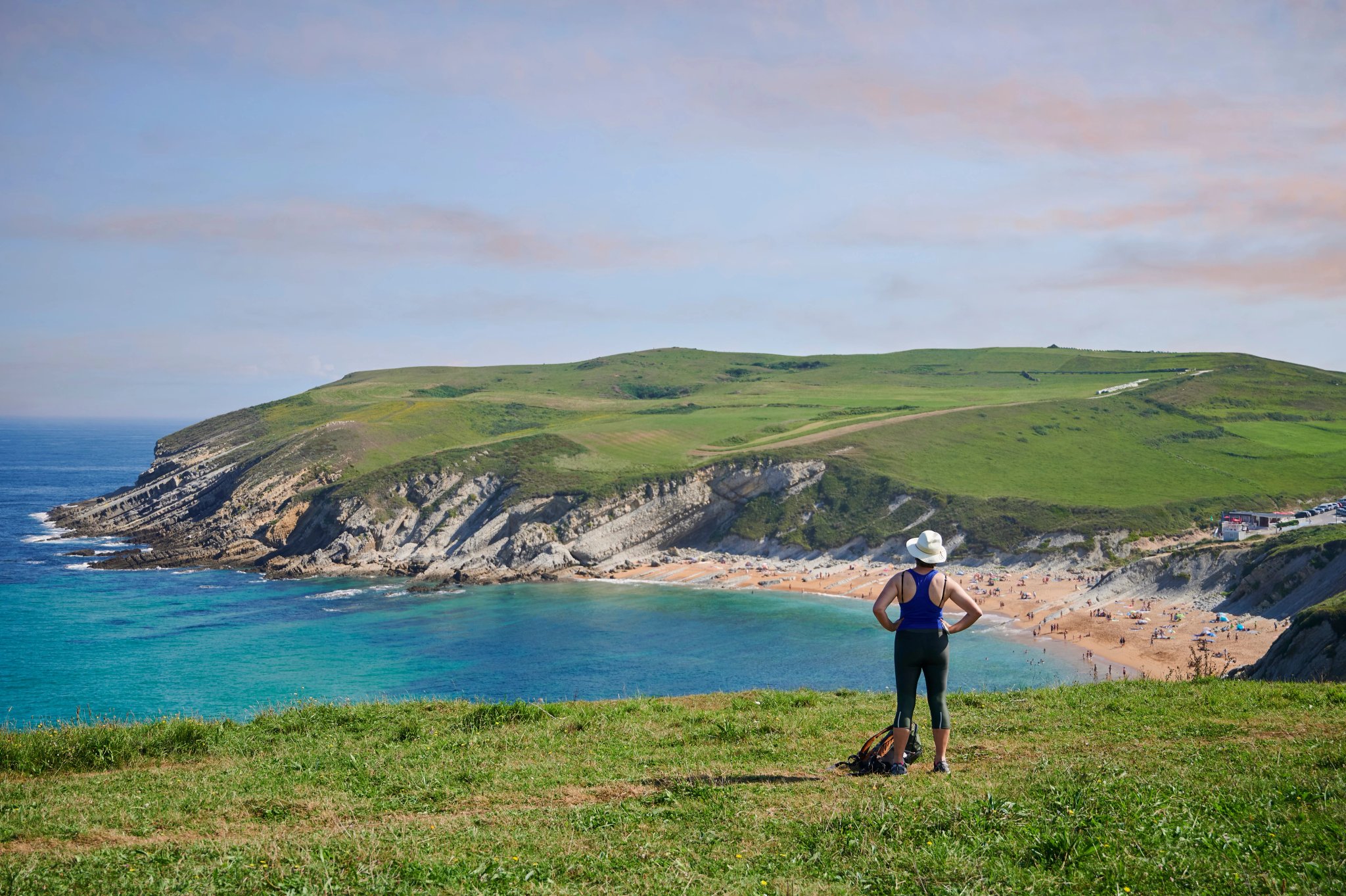 stredne veková žena s klobúkom z trávy odpočívajúca pred plážou el Sable de Tagle