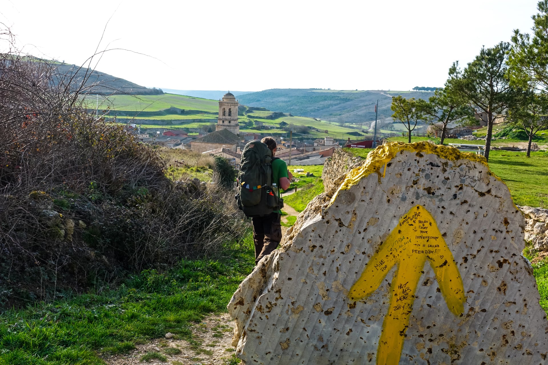 Einsamer Pilger wandert den Camino de Santiago, den Weg des heiligen Jakobus, im Winter