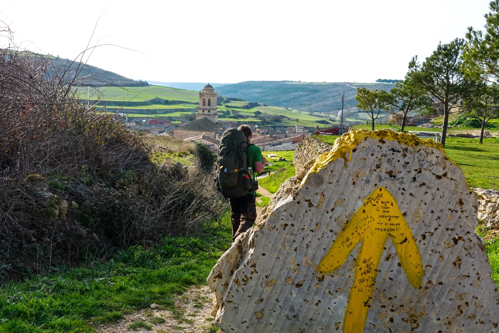 Osamelý pútnik kráča po ceste Camino de Santiago