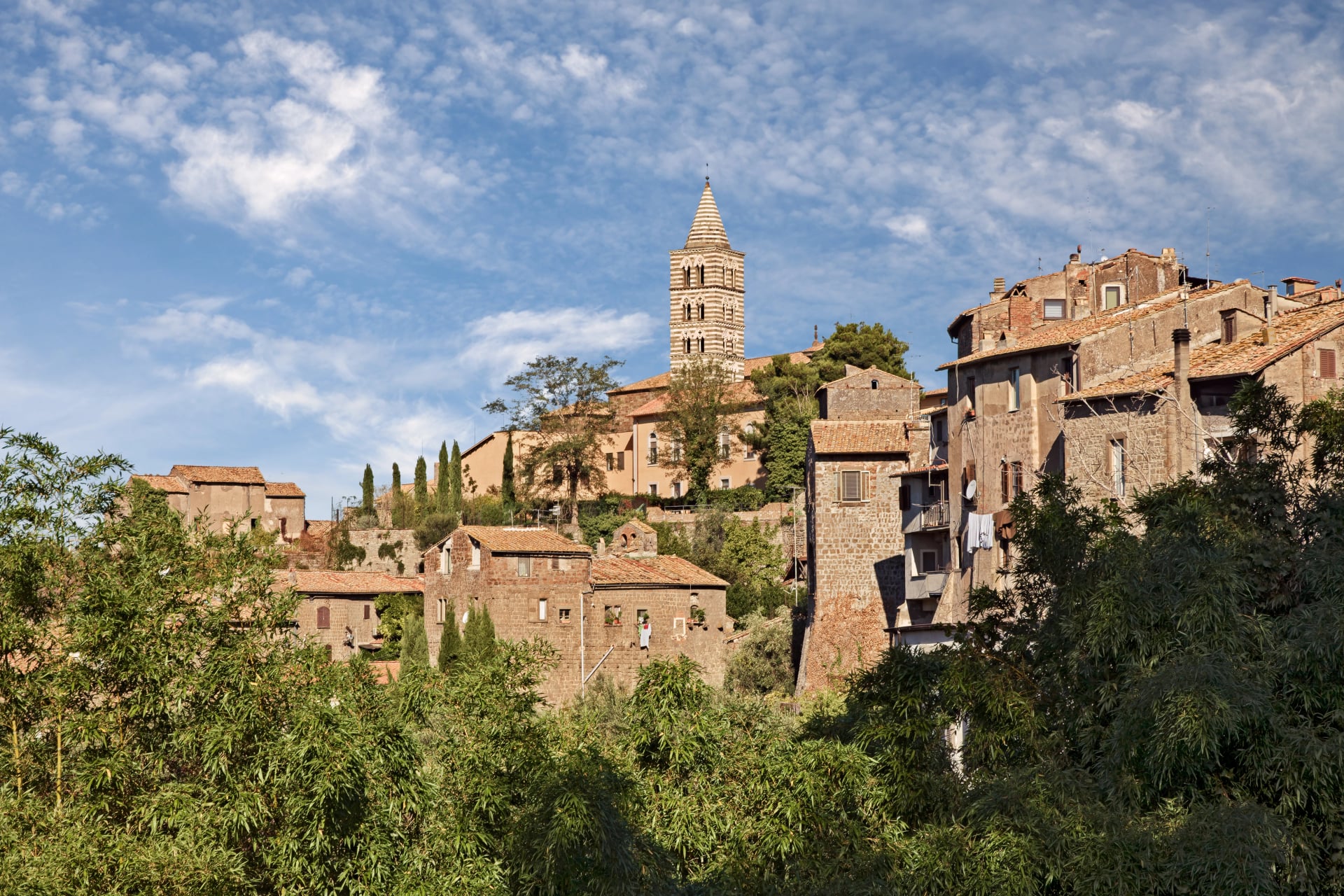 Viterbo, Lazio, Italien: Landschaft der mittelalterlichen Altstadt vom Stadtpark aus, im Hintergrund der Glockenturm der San Lorenzo-Kathedrale