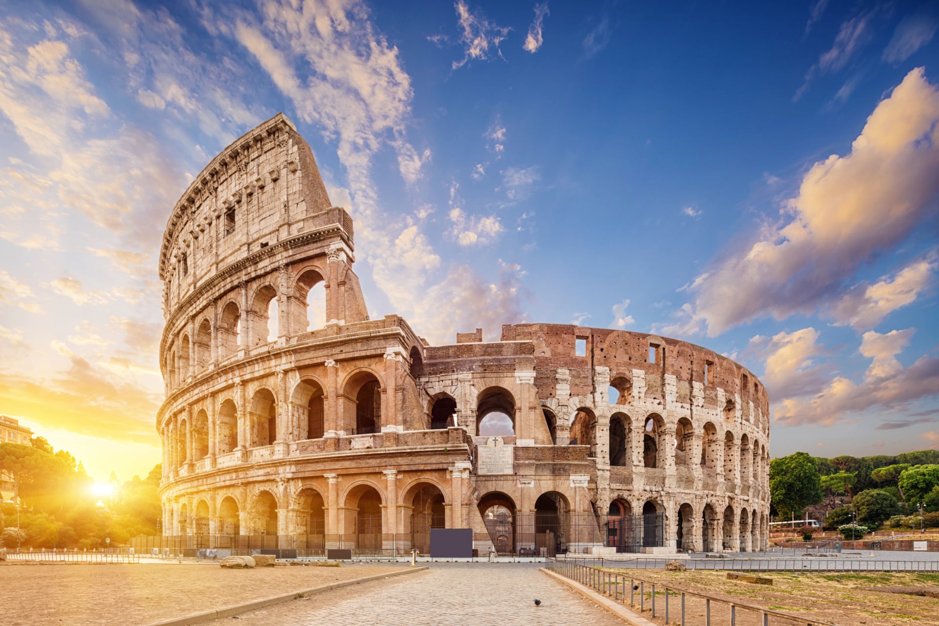 Kolosseum oder Flavisches Amphitheater (Amphitheatrum Flavium oder Colosseo), Rom, Italien.