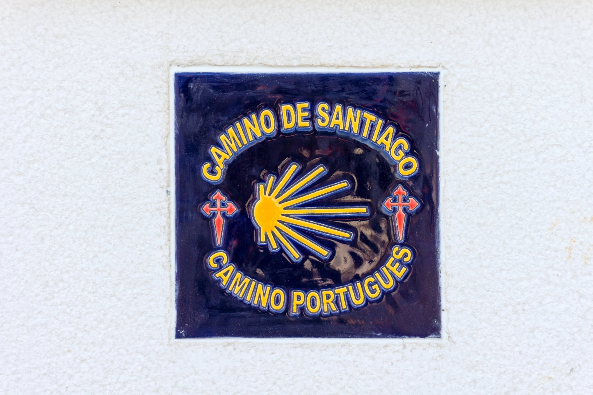Schild des Pilgerwegs Camino Portugues - Der Weg des Heiligen Jakobus (El Camino de Santiago).