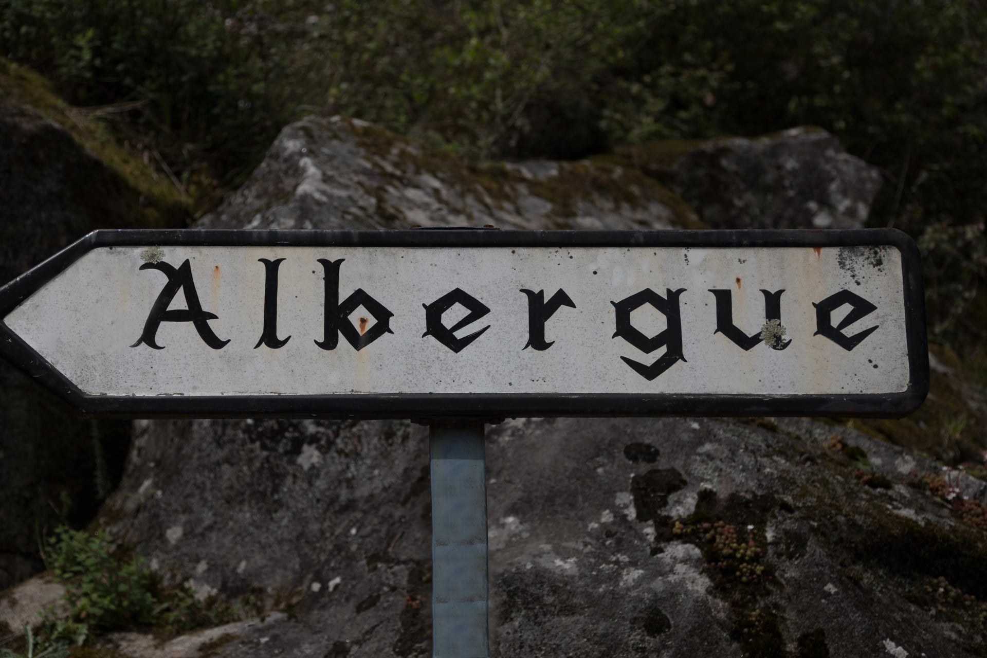 Schild zur Albergue von Padron auf dem Camino Portugues in Spanien