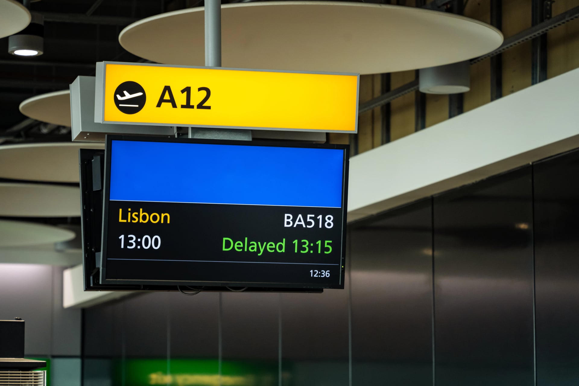 Flughafen-Flug-/Gate-Informationsanzeigetafel für den Flug nach Lissabon