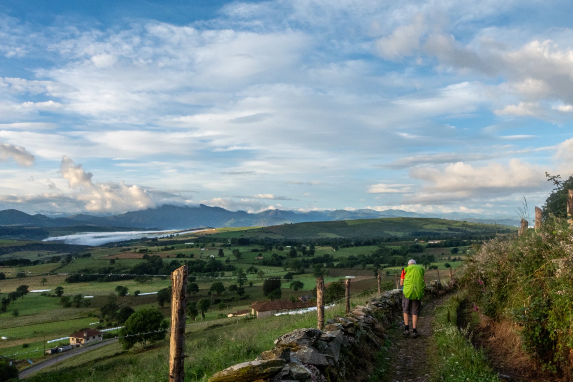 Un pèlerin marchant sur le chemin du Camino Primitivo dans la campagne espagnole