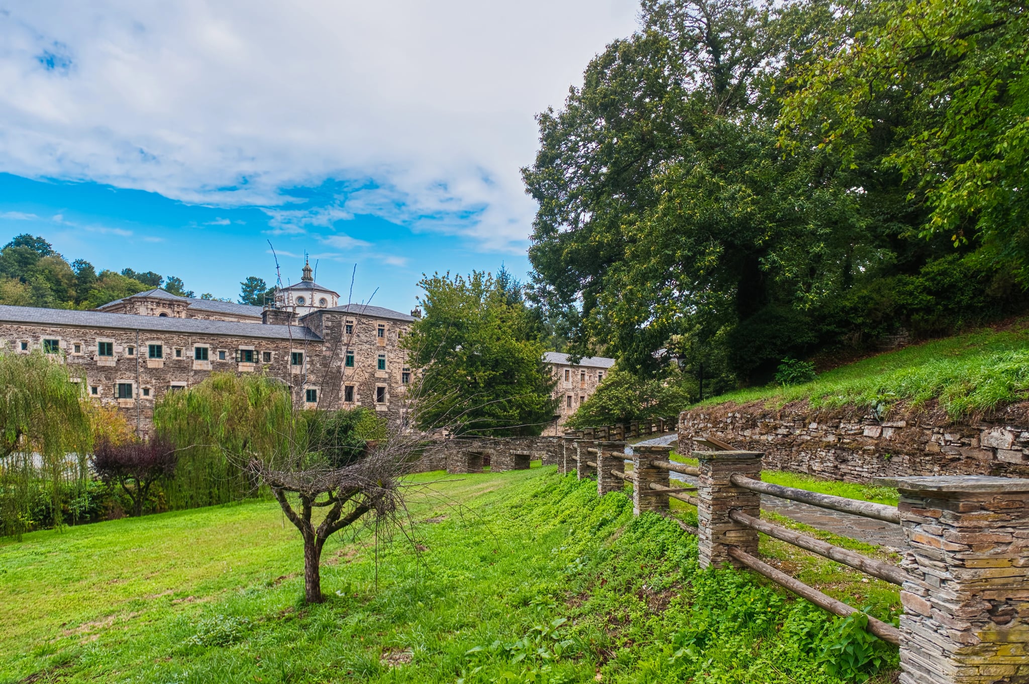 Samos ist eine spanische Gemeinde in der Provinz Lugo, in der autonomen Gemeinschaft Galizien. Sie gehört zur Region Sarria.