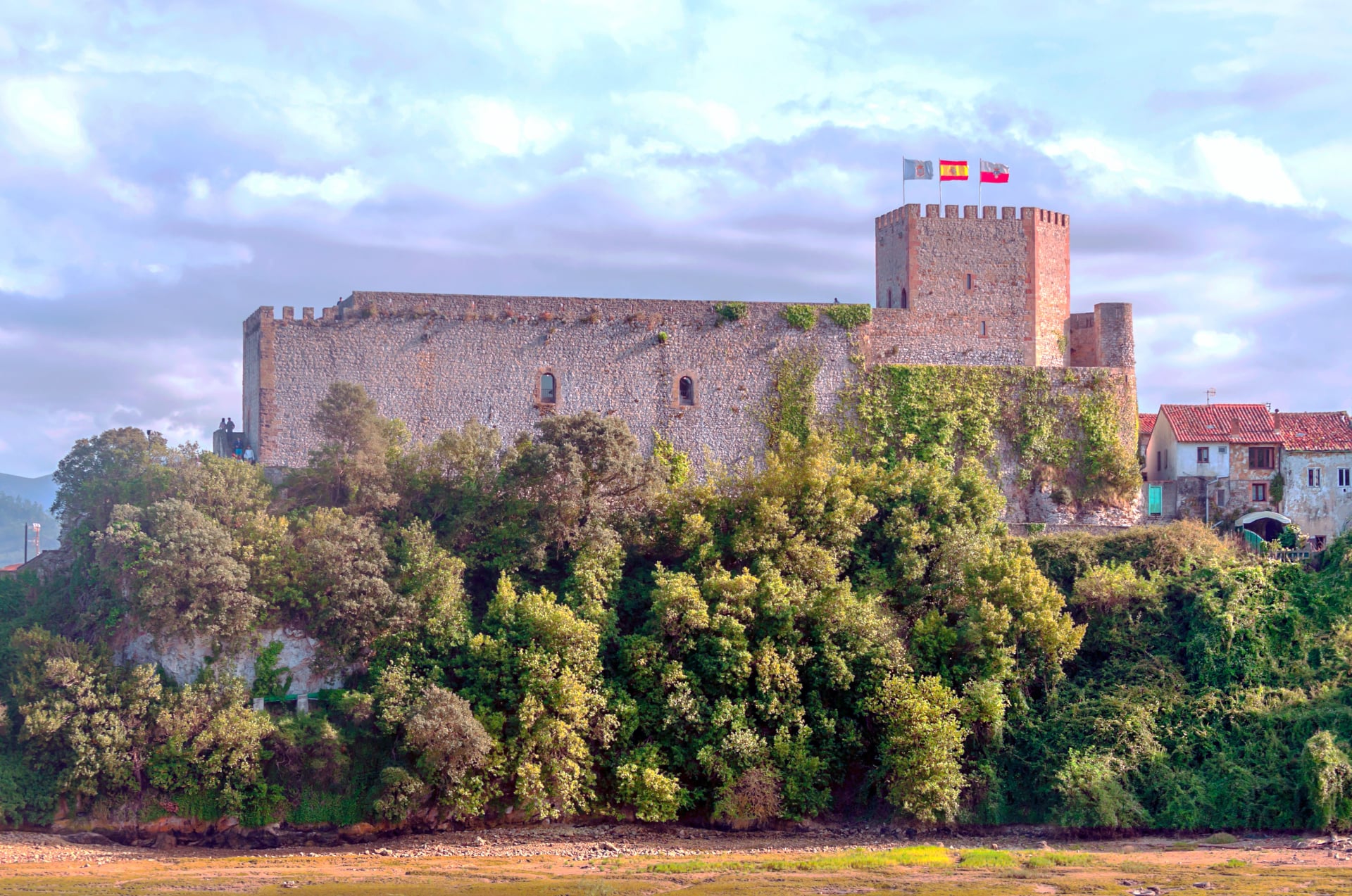 Village rural dans les montagnes d'Asturies, au nord de l'Espagne, par une journée ensoleillée.
