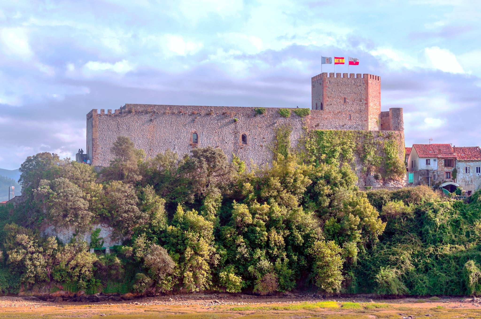 Ländliches Dorf in den Bergen von Asturias im Norden Spaniens an einem sonnigen Tag.
