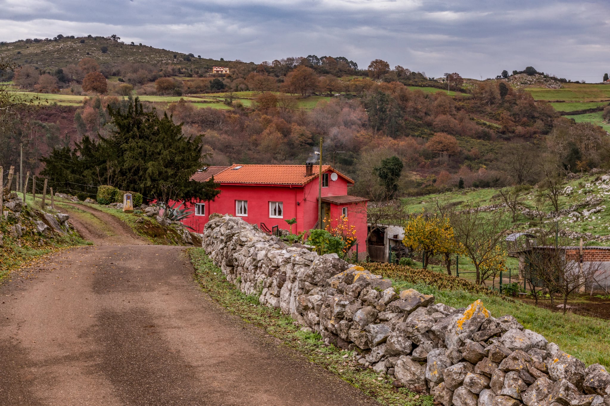 Der Camino Primitivo nahe Penaflor und Grado in Asturien, Spanien, ein Weltkulturerbe