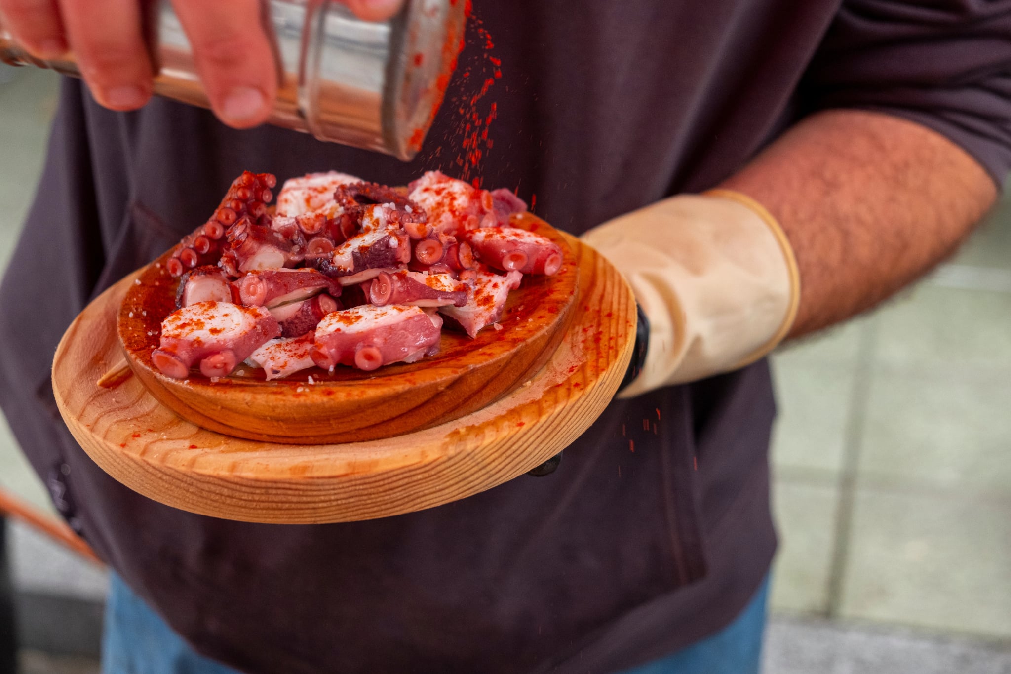 Blick auf eine köstliche Portion Oktopus, zubereitet im galizischen Stil, pulpo a feira