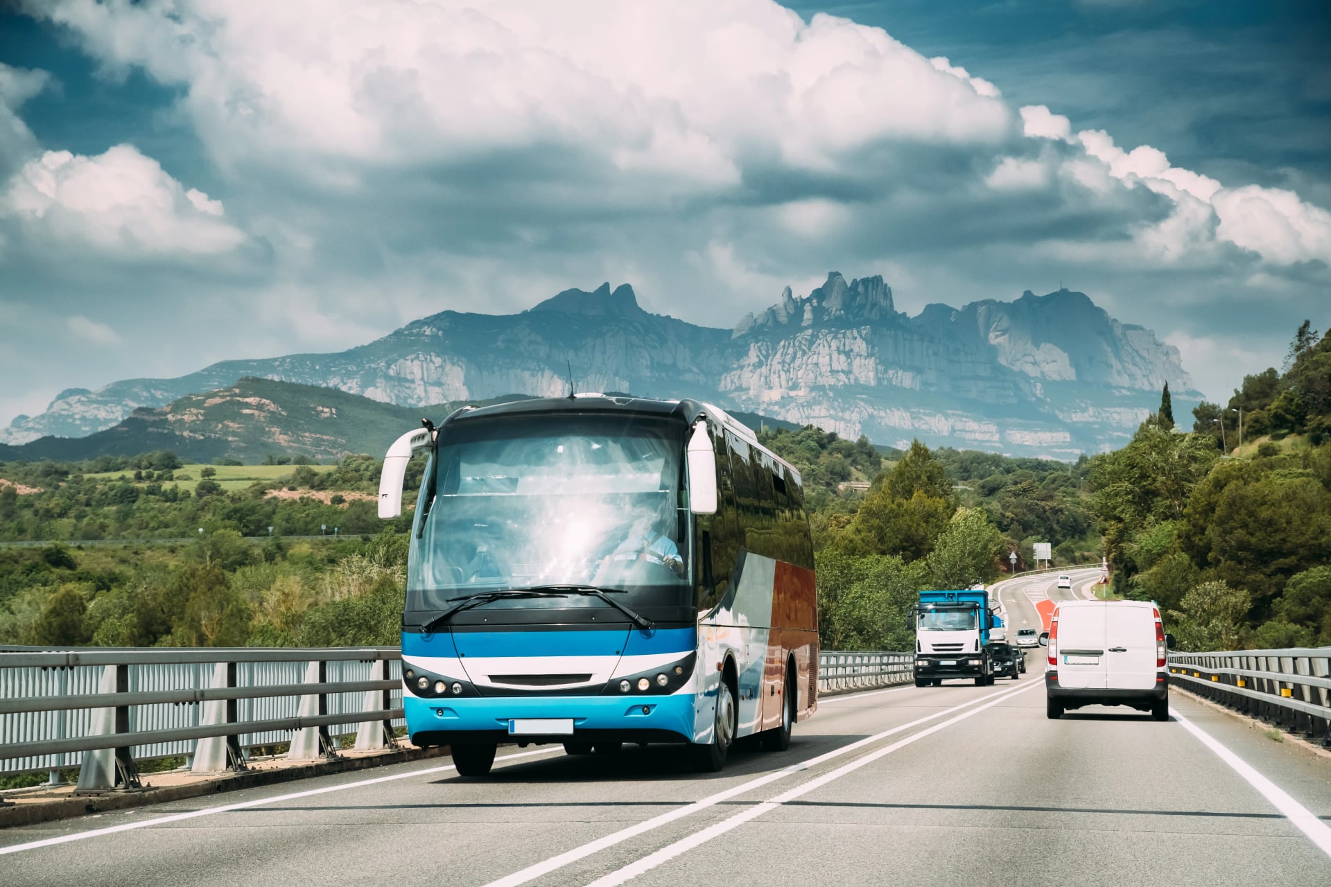 Espagne. Un bus touristique circule sur l'autoroute en arrière-plan du paysage naturel de la montagne espagnole de Montserrat