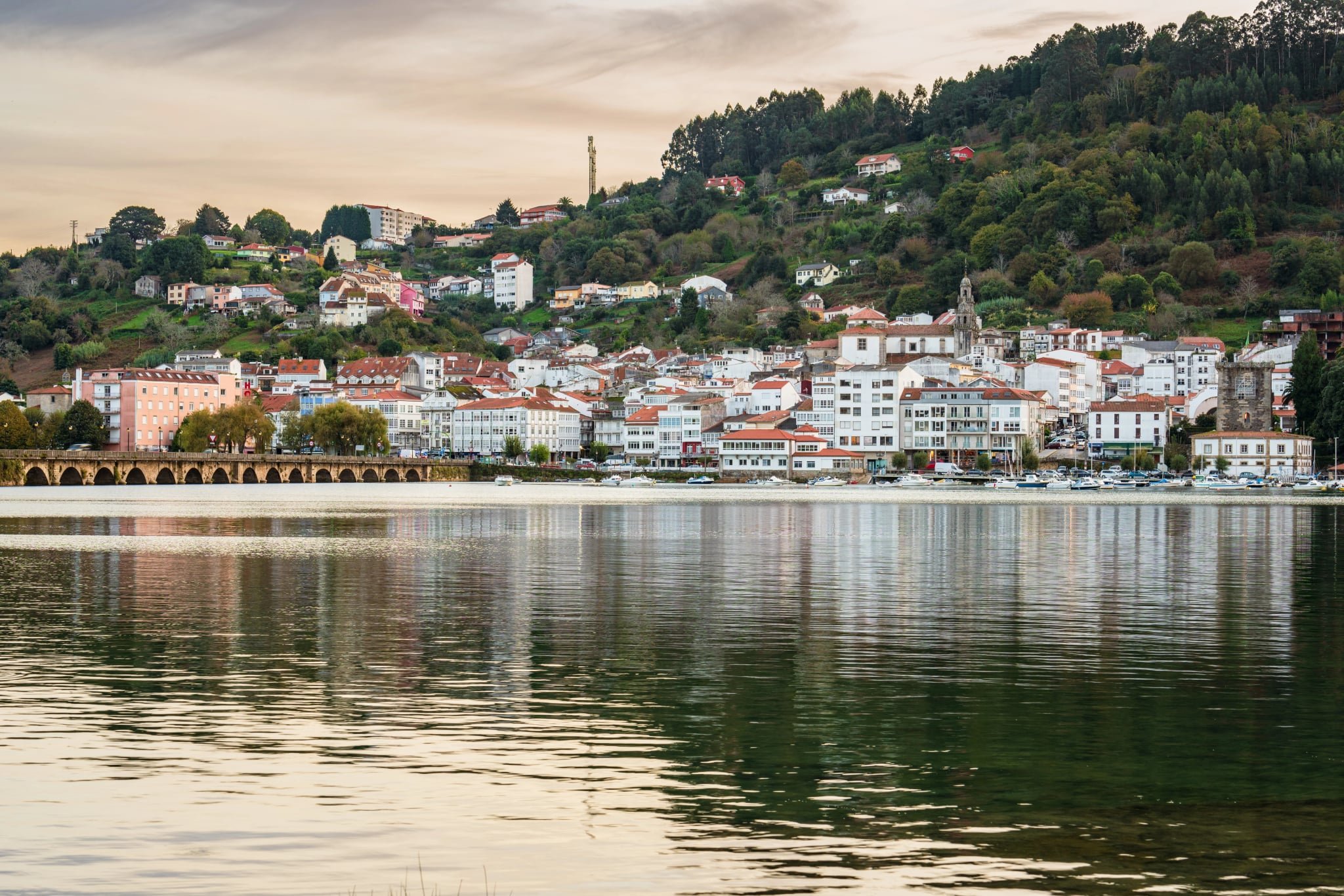Pontedeume, Hiszpania. 11 września 2021. Panoramiczny widok na Pontedeume w Galicji, Hiszpania