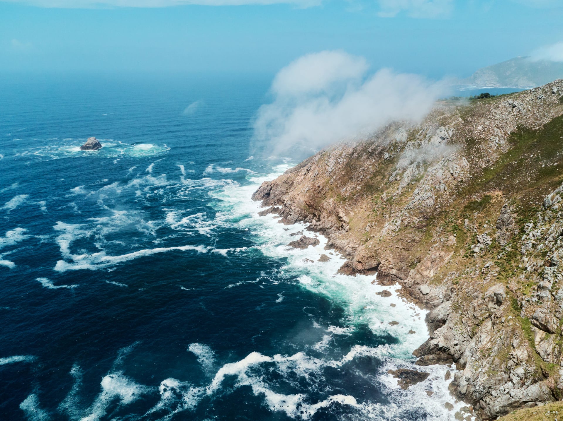 Vista aérea de Centolo e Montanha Facho em Finisterre, Espanha