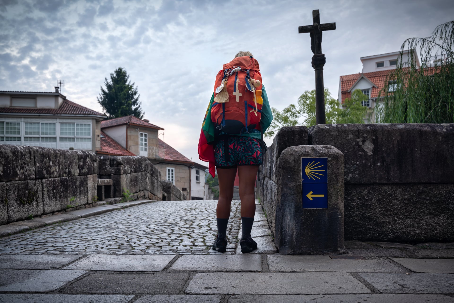mulher fazendo o caminho para Santiago, passando por Caldas de Reis, Galícia, Espanha.