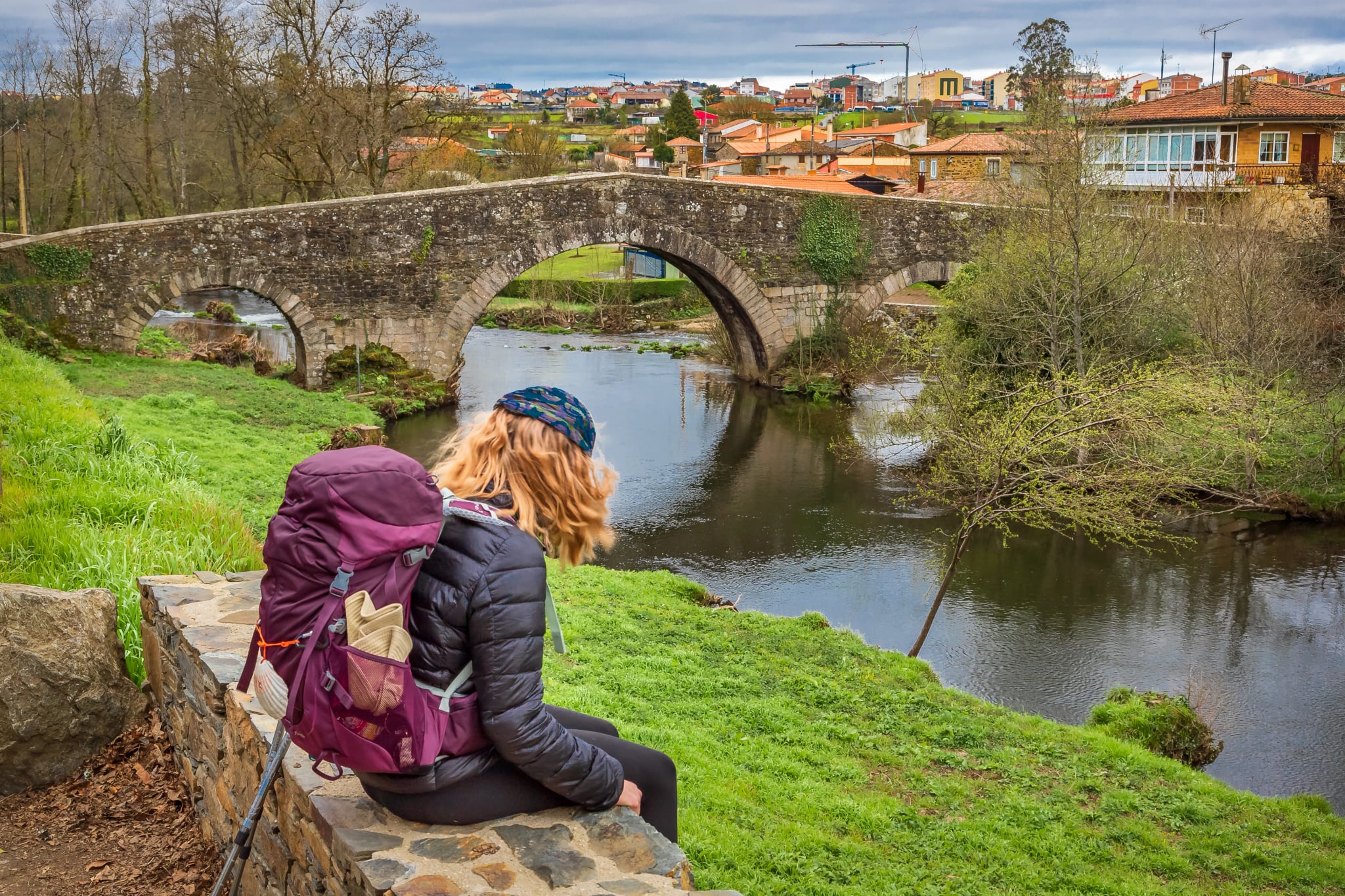 Pelgrim Meisje Kijkt naar Middeleeuwse Steenbrug Puente San Xoan in Furelos langs de Weg van St Jacob Camino de Santiago